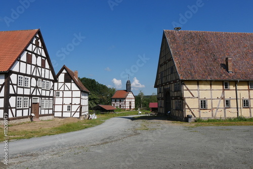 Dorf mit Dorfkirche im Freilichtmuseum Hessenpark im Taunus