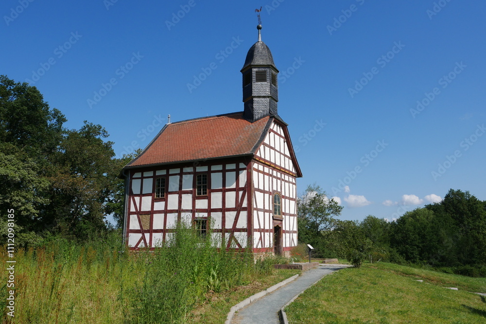 Fototapeta premium Dorfkirche im Freilichtmuseum Hessenpark im Taunus