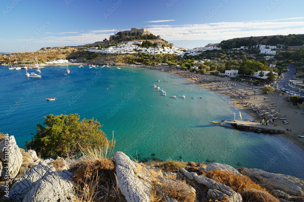 Obraz premium paradisiac greek beach full of boats and yatchs
