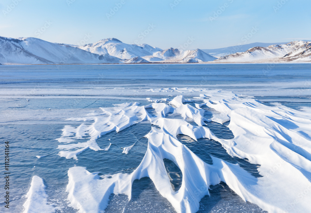 Φωτογραφία Beautiful winter landscape with snow crust on blue ice surface on frozen Baikal Lake on cold winter sunny day