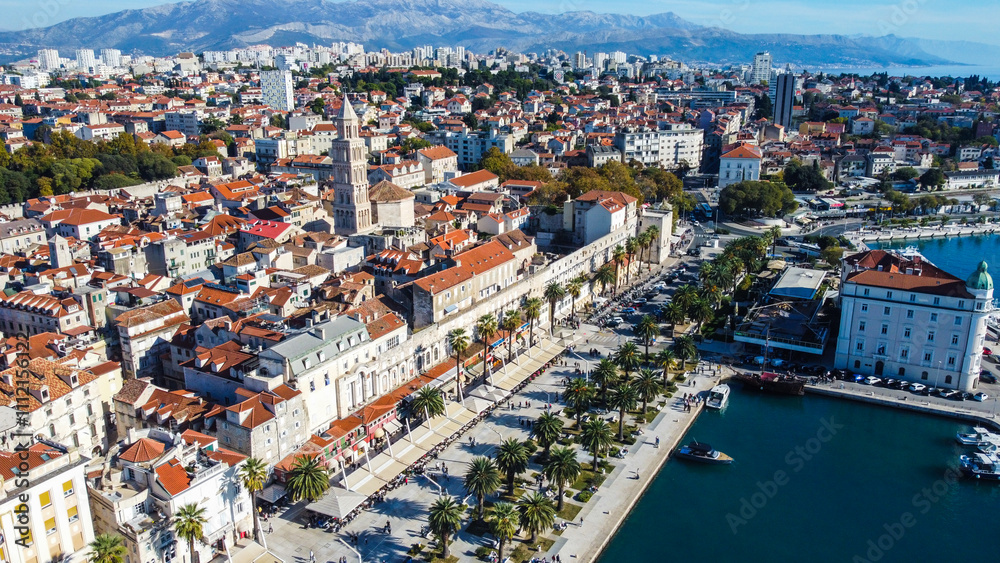 Obraz premium Visão aérea da cidade de Split, Croácia. A vista revela suas ruas antigas, o mar Adriático ao fundo e a beleza arquitetônica, destacando a mistura de história e natureza no litoral croata