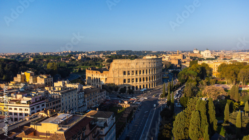  O Coliseu de Roma em um dia de sol, destacando sua grandiosidade e importância histórica como um dos maiores monumentos da antiguidade e símbolo da Roma antiga photo