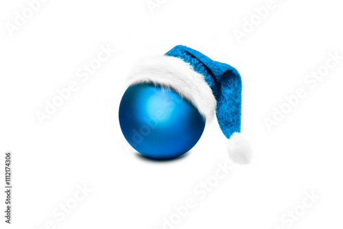 Weihnachtsmütze auf Weihnachtskugel vor Wiess