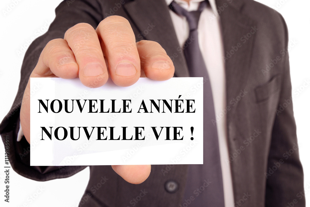 Homme anonyme tenant sur carte sur laquelle est écrit nouvelle année, nouvelle vie Homme anonyme tenant sur carte sur laquelle est écrit nouvelle année, nouvelle vie