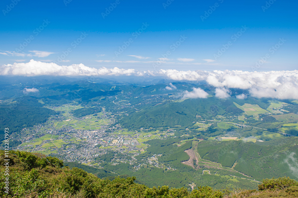 Fototapeta premium 由布岳登山・由布岳山頂(西峰)からの眺め