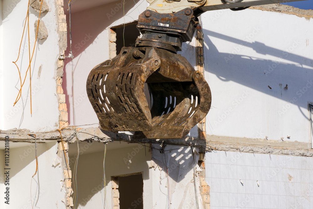 Φωτογραφία Looking up to claw of excavator at deconstruction site of an apartment building at Swiss City of Zürich on an autumn day