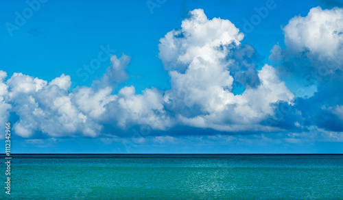 Fotografija A blue sky with a few clouds and a calm ocean