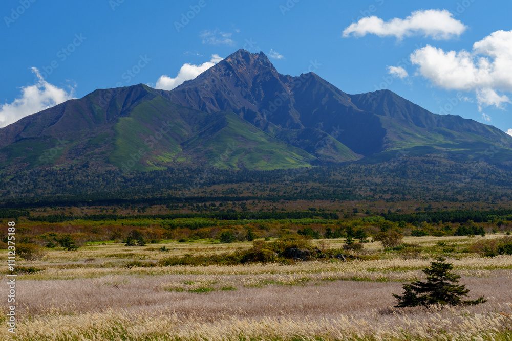 Fototapeta premium 秋の利尻島から利尻山 北海道離島の旅