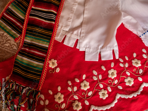 Traje tradicional del sur de España en color rojo y bordado a mano