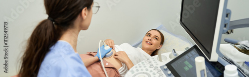 Foto A skilled gynecologist conducts a checkup, ensuring the patient health and comfort