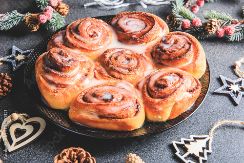 Obraz na płótnie Cinnamon Rolls brioches or cinnamon rolls with icing sugar and cream cheese - decorated for Christmas w salonie