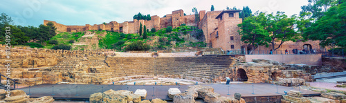 Foto Vista panorámica del teatro romano de Málaga y su alcazaba de fondo