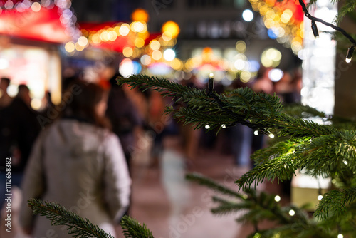 Besucher auf einem Weihnachtsmarkt am Abend photo