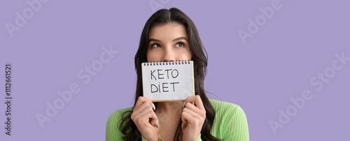 Beautiful young woman holdi...