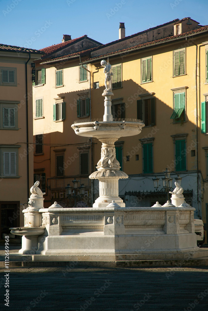Italia, Toscana, città di Prato. Fontana in piazza Duomo.