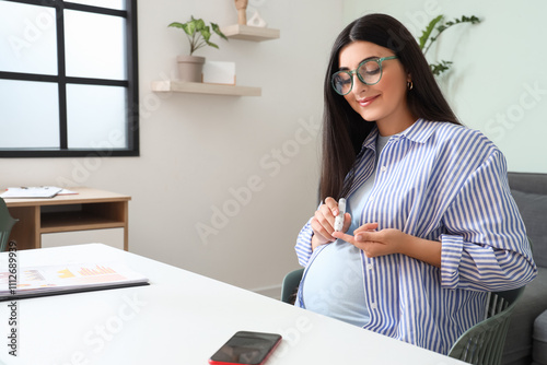 Pregnant woman checking blo...