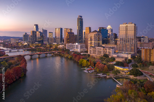 Fotografie city skyline at sunset over lake
