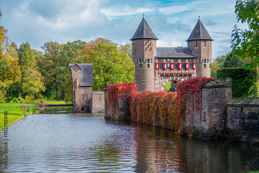 Fototapeta premium Kasteel de Haar, a stunning medieval castle in the Netherlands, featuring grand architecture, lush gardens, and rich history. Perfect for tours, events, and photography.