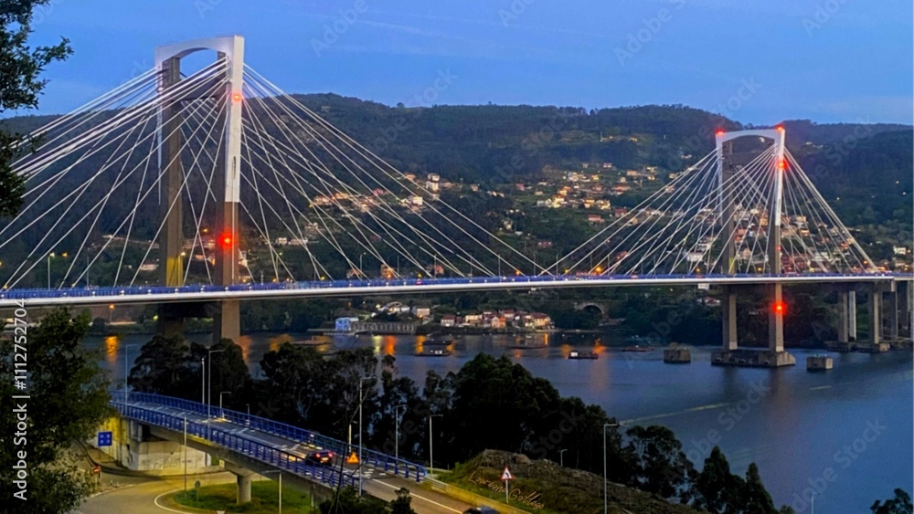 Obraz premium Panorámica del puente de Rande sobre la ría de Vigo, Galicia