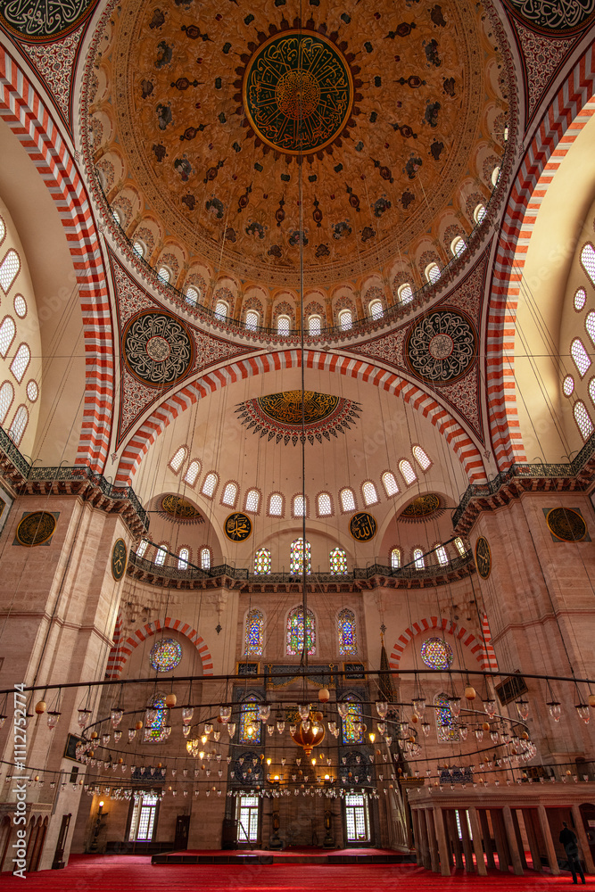 Obraz premium Stunning interior of the Suleymaniye Mosque in Istanbul. Designed by the imperial architect Mimar Sinan, it was inaugurated in 1557.