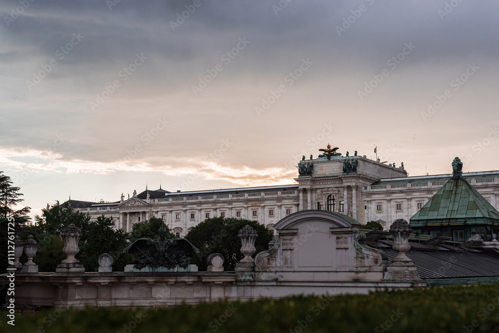 Fototapeta premium El Palacio Imperial de Hofburg en Viena, Austria, con su arquitectura clásica. Residencia de la realeza austriaca, dinastía de los Habsburgo.