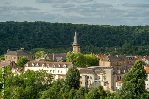 Obraz na plátně Vue générale de la petite ville de Joeuf en Meurthe et Moselle, ancien haut lieu de la sidérurgie connu pour ses forges