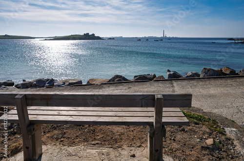 Banc devant le Phare de l'’Île Vierge photo