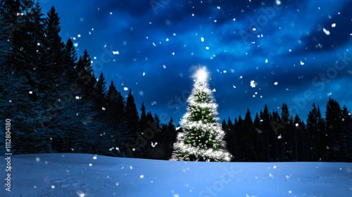 Glänzender Weihnachtsbaum in einem verschneiten winterwald