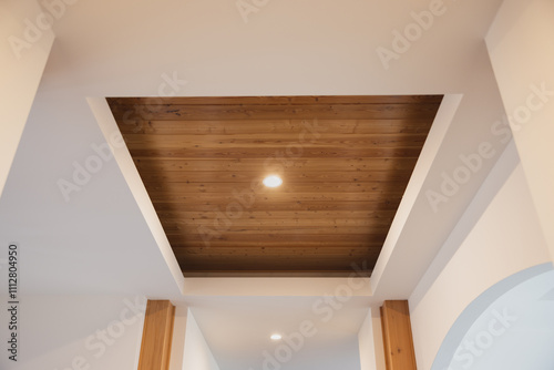 Fotografija A ceiling with an indent and tongue and groove wood slats