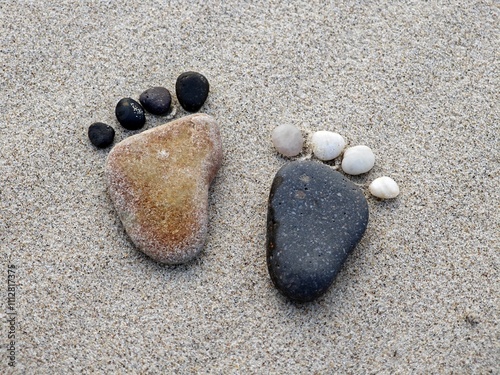 Füße aus Steinen am Strand gelegt photo