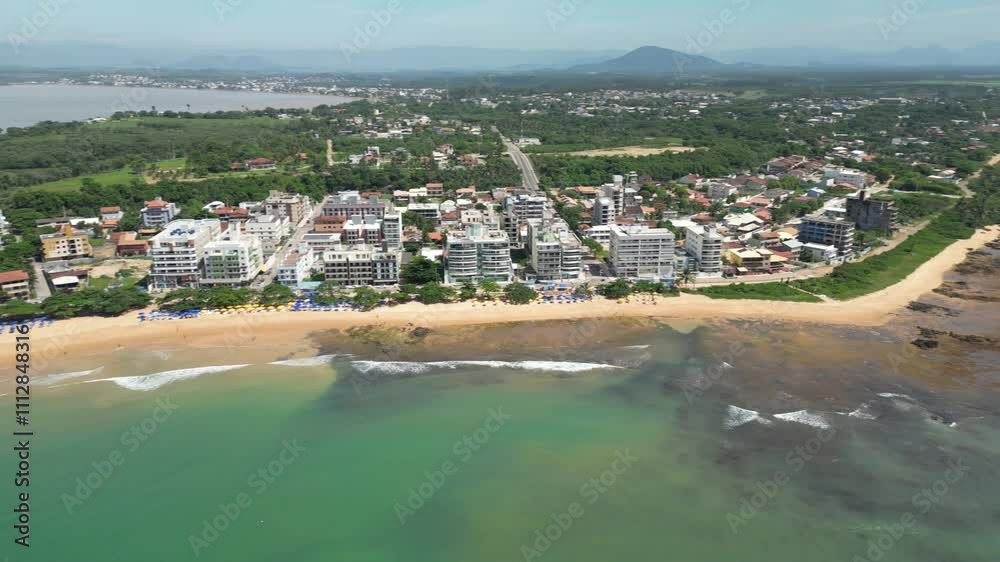 Imagem aérea da praia de Castelhanos em um dia ensolarado. Areias brancas, mar calmo e piscinas naturais.