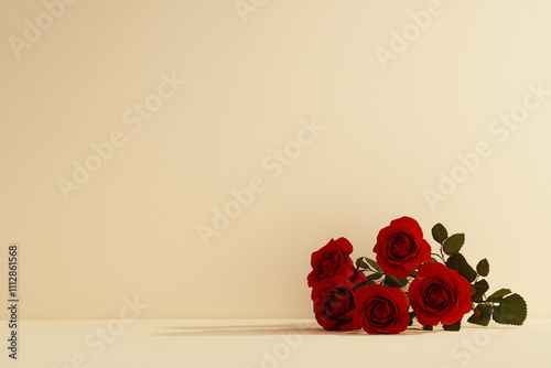 Ein schlichtes und elegantes Blumenarrangement aus roten Rosen auf einem beigen Hintergrund. Ideal für romantische Anlässe, Valentinstag, Dekoration und zeitlose florale Ästhetik