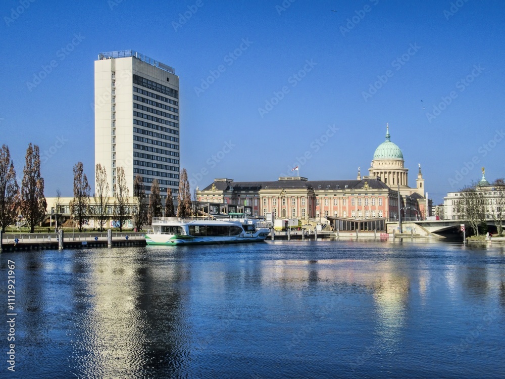 potsdam, deutschland - stadtpanorama mit alten und neuen gebäuden