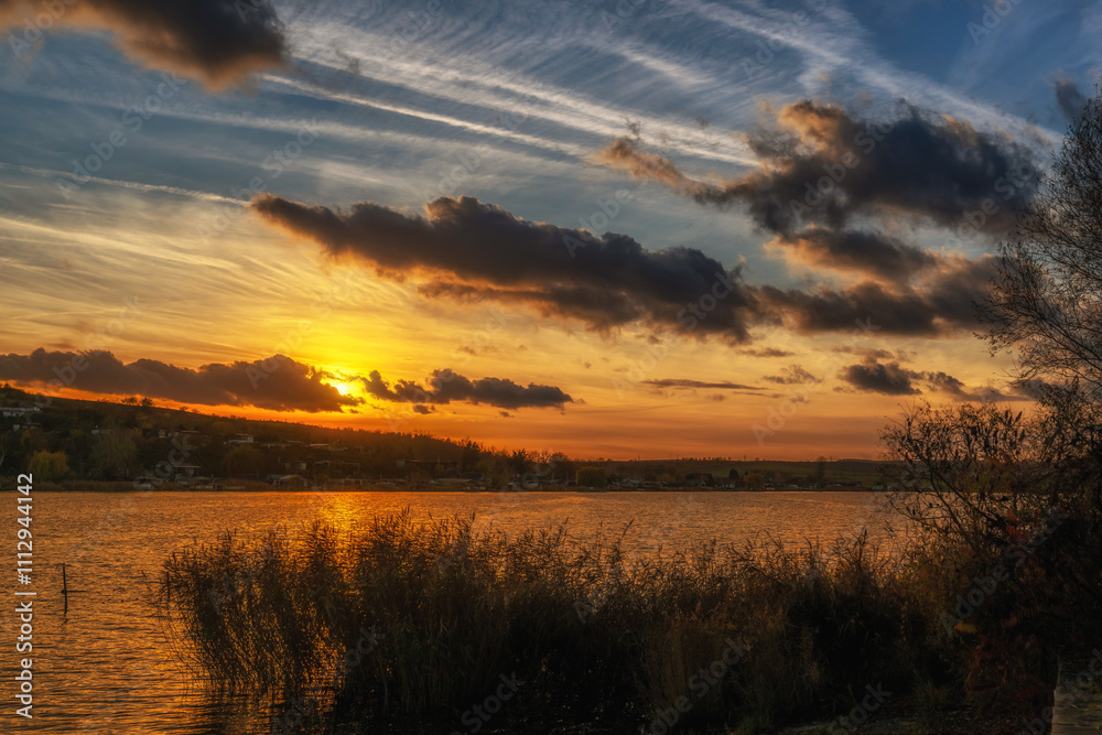 Fototapeta premium Wunderschöner Sonnenuntergang am Süßen See mit dramatischem Himmel