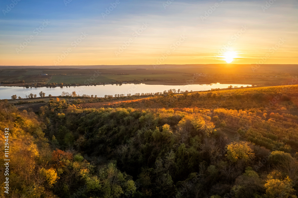 Bunt gefärbtes Tal am Nordufer vom Süßen See im Herbst bei Sonnenuntergang