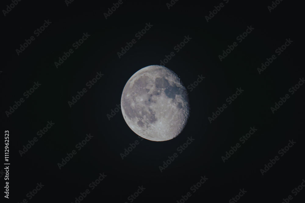 Obraz premium Waxing gibbous moon in dark night sky