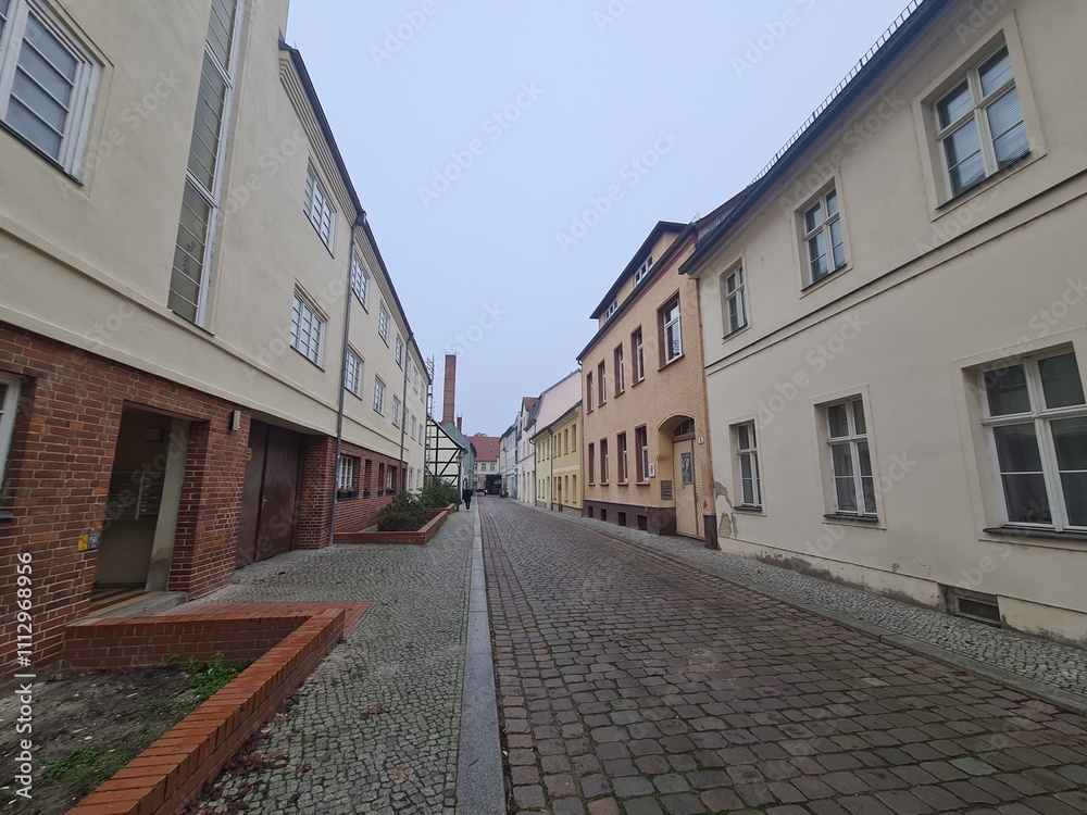 Gehweg mit Strasse und Gebäuden in Brandenburg an der Havel - Bild von einem Tagesausflug Gehweg mit Strasse und Gebäuden in Brandenburg an der Havel - Bild von einem Tagesausflug