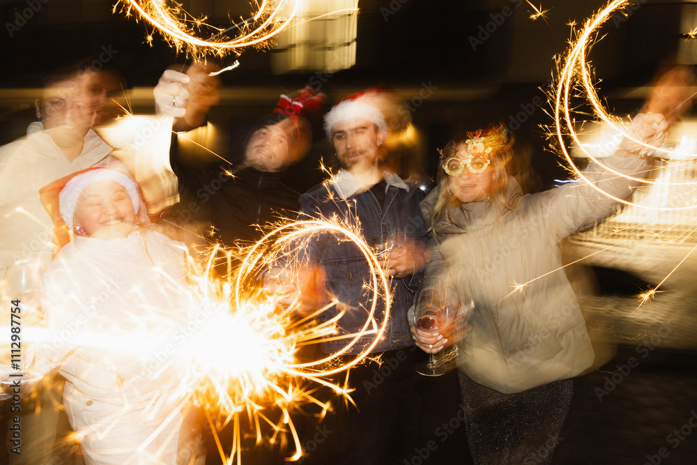 © Hanna Snytchanka/Stocksy - Young people celebrating a New Year's Eve party © Hanna Snytchanka/Stocksy - Young people celebrating a New Year's Eve party