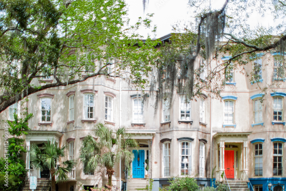 Naklejka premium Row of homes in Savannah, Georgia with colorful front doors