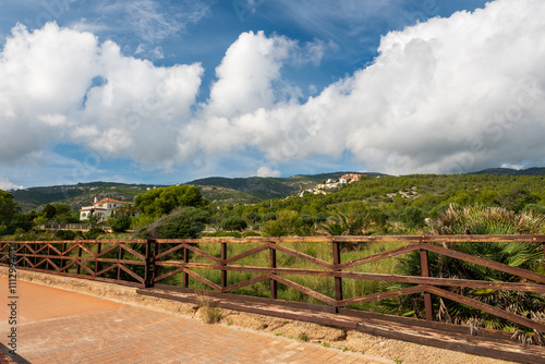 Blick von der Platja Galarza zur Urbanización Marcolina in Alcossebre, Provinz Castellón, Autonome Gemeinschaft Valencia, Spanien