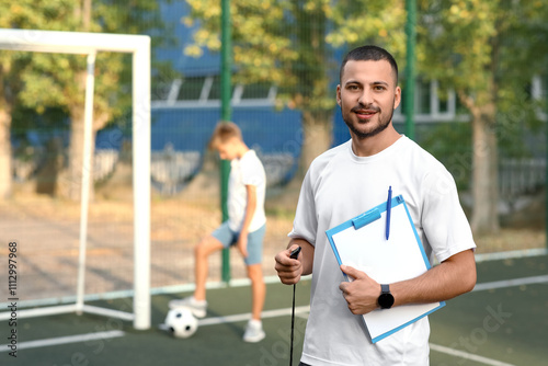 Young man training teenage ...