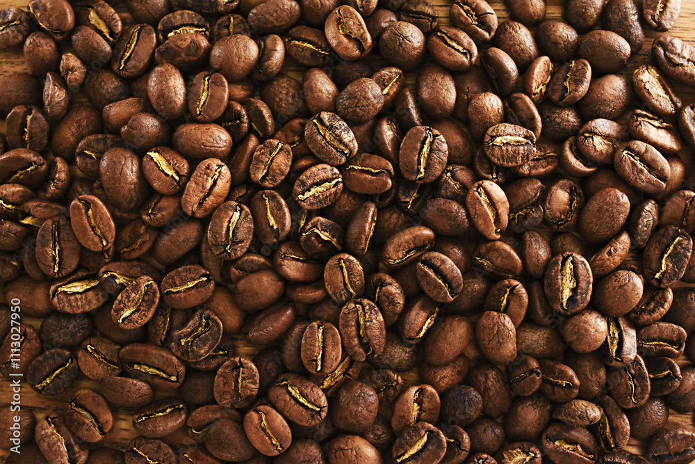 Naklejka premium Roasted brown coffee beans on rustic wooden background, selective focus
