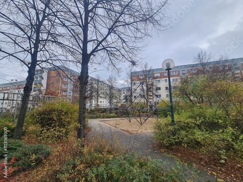 ein Wohngebiet in Berlin Hellersdorf/Marzahn, im Herbst, mit atmosphärischem Wolkenhimmel photo