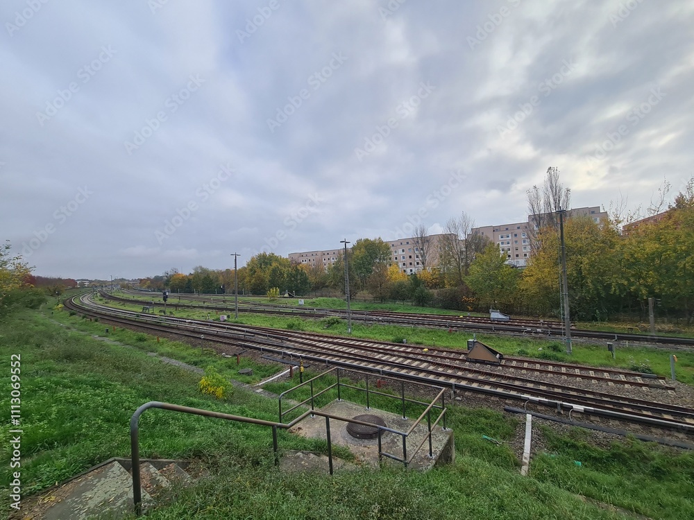 Bahngleise in Berlin Hellersdorf/Marzahn, mit atmosphärischem Wolkenhimmel Bahngleise in Berlin Hellersdorf/Marzahn, mit atmosphärischem Wolkenhimmel