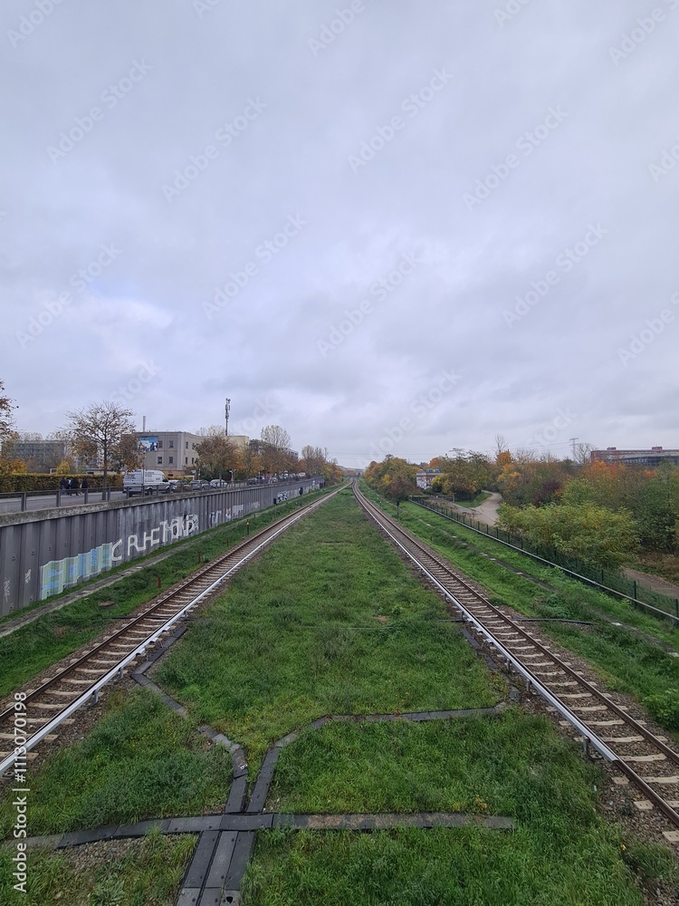 Bahngleise mit Gras und atmosphärischem Himmel in Berlin Hellersdorf - Marzahn