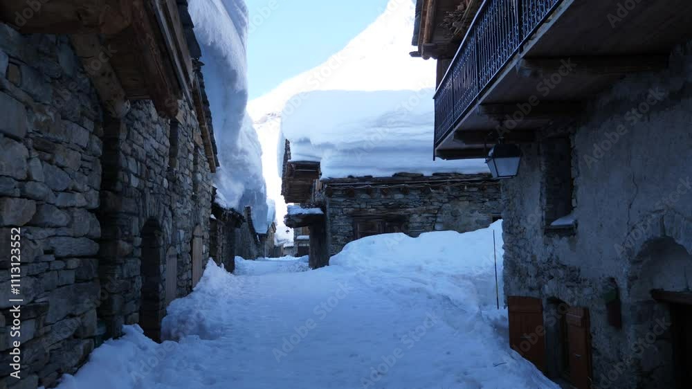 Rue village en pierre enneigé