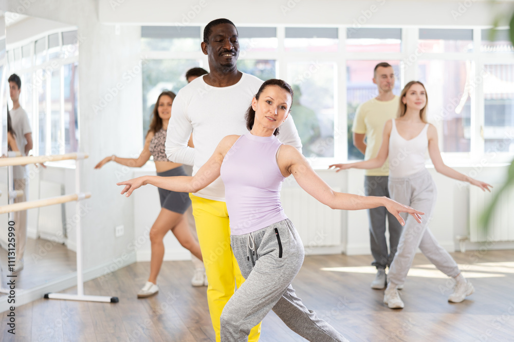Obraz premium Adult man and young girl dancing pair latino dance in dance hall