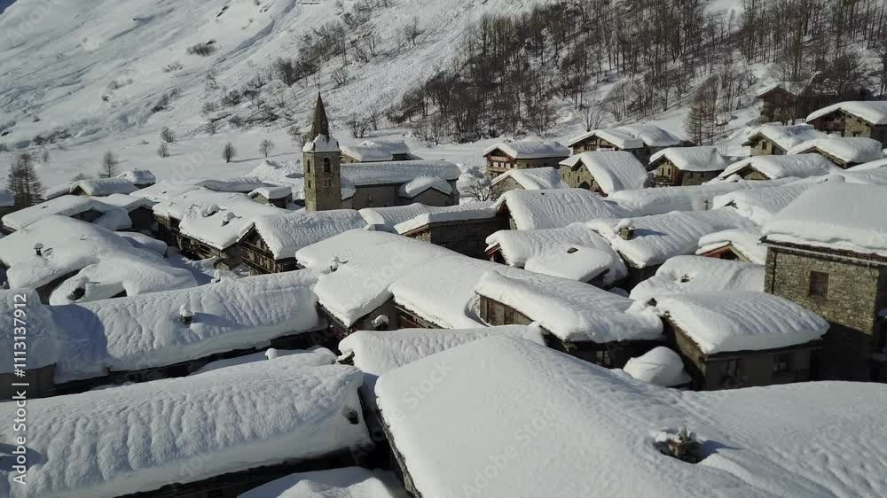 Village en pierre enneigé