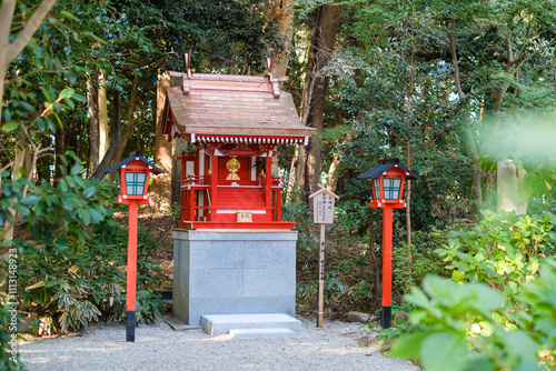 神社の森の中の小さな祠　