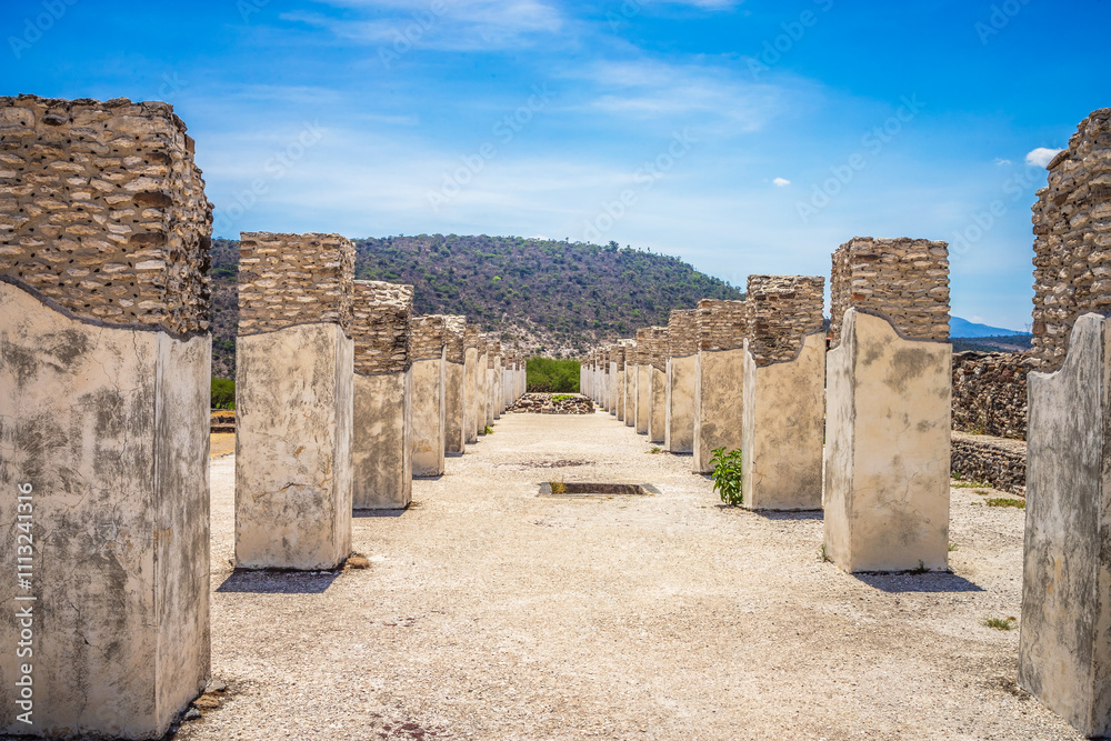 Φωτογραφία Pyramids and buildings in the archaeological zone of the Atlanteans, in Tula Hid